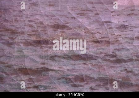 Motif de surface liquide dynamique présentant des vagues violet foncé et une fragmentation géométrique subtile, idéal pour les visuels modernes de technologie ou de fantasy. Banque D'Images