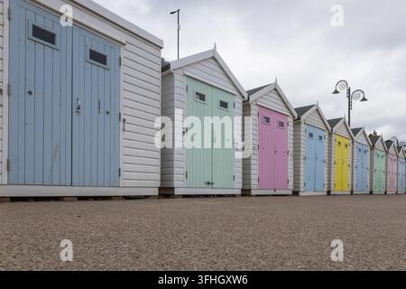 Cabanes de plage en bois colorées alignées au bord de la mer Banque D'Images