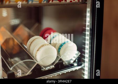 macarons lumineux en vitrine dans un café Banque D'Images
