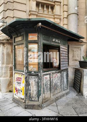 PALERME, ITALIE - 12 JANVIER 2023 : Un kiosque à journaux en bois patiné affiche des cartes postales et une affichette de grève générale au centre de Palerme Banque D'Images