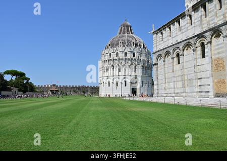 Baptistère de Saint-Jean et cathédrale de Pise sur la pelouse Banque D'Images