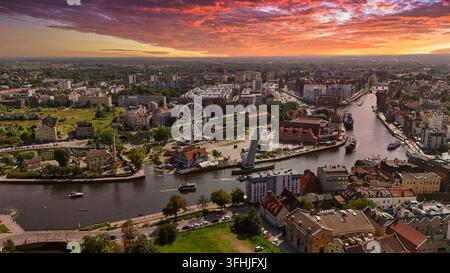 Danszic, Pologne – 20 août 2025. Vue aérienne de la rivière Motlawa au coucher du soleil Banque D'Images