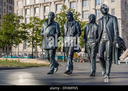 La statue en bronze des Beatles au historique Pier Head, représentant John Lennon, Paul McCartney, George Harrison et Ringo Starr marchant ensemble le 2 mai Banque D'Images