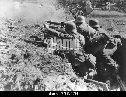 Une position de mitrailleuse allemande sur le front italien, 1944, avec des soldats manœuvrant une mitrailleuse MG-42. Banque D'Images