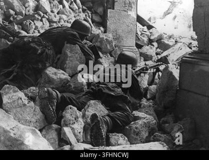 Paratroopers allemands sur le front italien, dans un monastère en ruine, avec un fusil mitrailleur léger MG 42, avril 1944. Banque D'Images