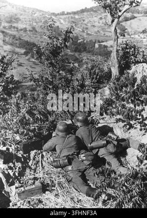 Une position de mitrailleuse allemande avec un MG 42 sur le front italien, 1944, avec deux soldats. Banque D'Images
