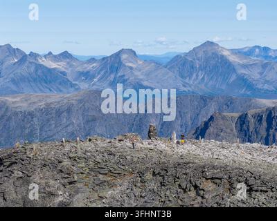 Vue aérienne du sommet rocheux du mont Kongen avec des randonneurs et des cairns surplombant la vaste chaîne de montagnes de la municipalité de Rauma, More og Rom Banque D'Images