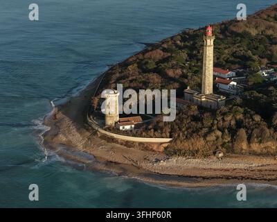 Charente-Maritime, France - 17 septembre 2026 : Vue aérienne du phare des Baleines sur l'île de Ré, entourée d'une végétation côtière luxuriante Banque D'Images