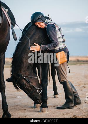 Portrait de la femme mûre avec beau cheval dans la nature.concept d'amour pour les frères moins importants, soin et formation animale Banque D'Images
