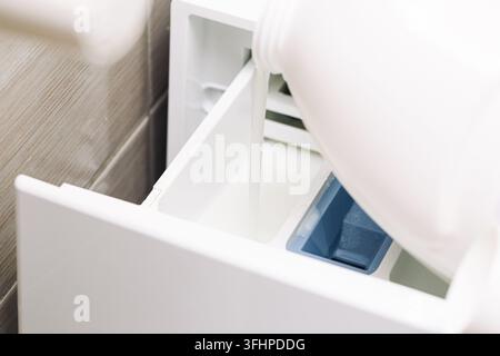 Tiroir de détergent ouvert de la machine à laver. Fond de linge pour détergent de nettoyage ménager, appareil d'hygiène de lavage et soins à domicile. Banque D'Images