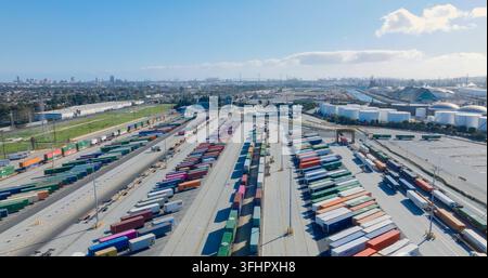 Los Angeles, Californie, États-Unis - 28 août 2026 : Vue aérienne du terminal de conteneurs du port de Los Angeles avec des rangées de conteneurs d'expédition colorés Banque D'Images