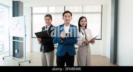 Équipe d'affaires confiante debout dans le bureau, concept de leadership Banque D'Images
