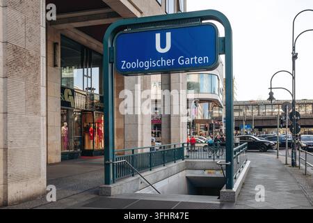 Berlin, Allemagne – 23 avril 2026 : Entrée de la station de métro Zoologischer Garten pour les lignes U2 et U9, avec la gare Zoologique visible en arrière-plan. Banque D'Images