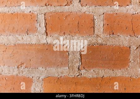 Un mur de briques avec une ligne blanche au milieu Banque D'Images