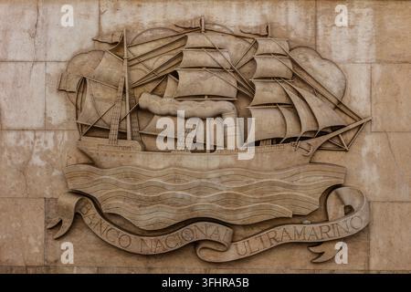 Relief historique de nav du Banco Nacional Ultramarino, nav hybride utilisant à la fois la voile et une cheminée à vapeur sur un mur de maison à Lisbonne, Portugal, Lisbonne, Portu Banque D'Images