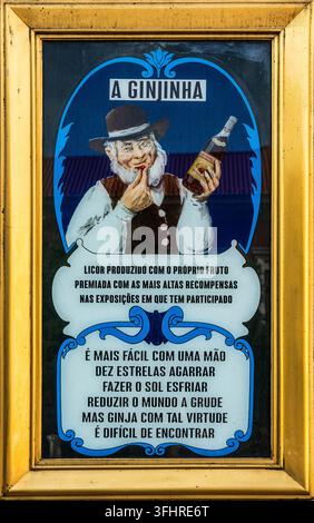 Panneau publicitaire historique pour le célèbre liqueur de cerise aigre portugaise Ginjinha de la bar traditionnelle A Ginjinha à Lisbonne, Portugal, Lisbonne, Portu Banque D'Images