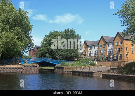 Pont bleu, au-dessus de la rivière Foss à sa confluence avec la rivière Ouse, York Banque D'Images