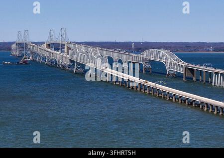 Les deux travées du William Preston Lane Jr. Memorial Bridge, communément appelée le pont de la baie de Chesapeake, s'étendent au-dessus de la baie de Chesapeake à Stevensville, dans le Maryland. La travée originale du pont a été ouverte en 1952, ce qui en a fait l'une des plus longues structures en acier sur l'eau au monde au moment de sa construction. (Photo de Kevin Richardson/The Baltimore Sun/TNS/Sipa USA) Banque D'Images