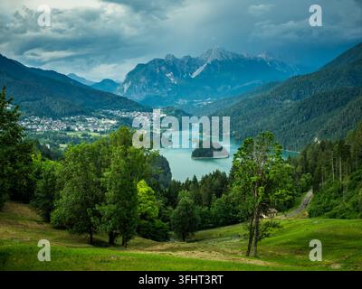 Vue élevée sur le Lago di Centro Cadore entouré de montagnes boisées et de pics des Dolomites dans la région du Cadore en Vénétie, Italie Banque D'Images