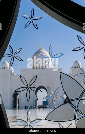 Grande mosquée Sheikh Zayed à Abu Dhabi en marbre blanc avec des fleurs en pierres précieuses dans le design et de magnifiques reflets Banque D'Images