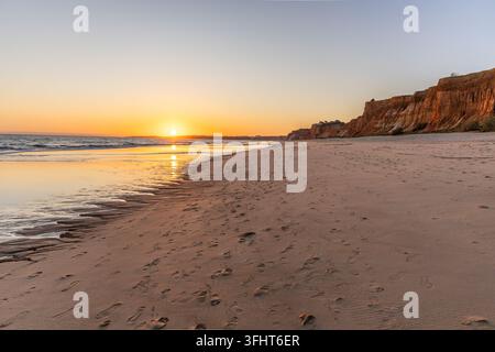 Cliché de paysage au coucher du soleil et à marée basse sur la plage jaune de Praia da Falésia près d'Albufeira, Algarve, Portugal Banque D'Images