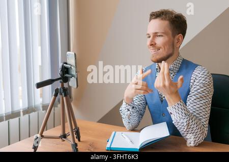 Étudiant caucasien prospère dans la vingtaine, étudiant masculin concentré sur la réalisation de ses devoirs Banque D'Images