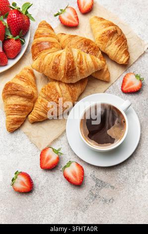 Petit-déjeuner français délicieux avec des croissants, du café et des fraises Banque D'Images