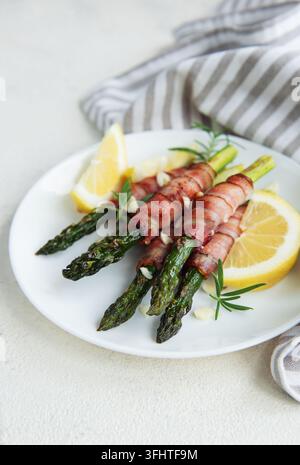 Asperges cuites au bacon Banque D'Images