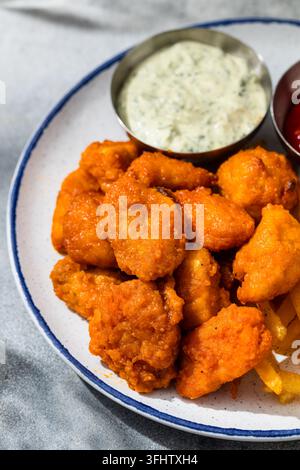 Ailes de poulet Buffalo sans os faites maison avec frites Banque D'Images