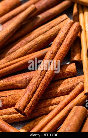 Bâtons de cannelle biologiques secs bruts empilés pour cuisiner Banque D'Images