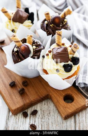 Cupcakes au chocolat sur une planche à découper en bois Banque D'Images