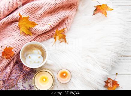 Tasse de café et feuilles d'automne sur un fond en fourrure Banque D'Images