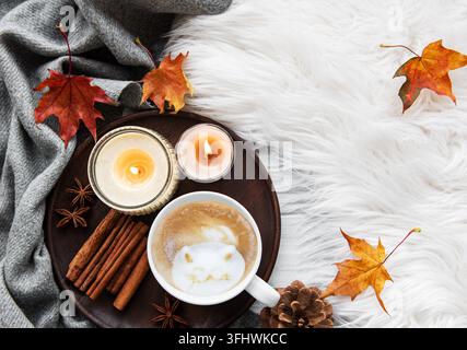 Tasse de café et feuilles d'automne sur un fond en fourrure Banque D'Images