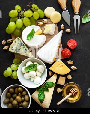 Différents types de fromage, raisins, miel et snacks Banque D'Images