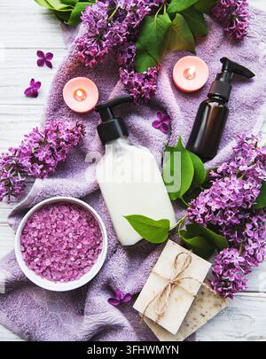 Cadre de spa avec des fleurs de lilas Banque D'Images