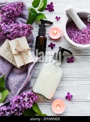 Cadre de spa avec des fleurs de lilas Banque D'Images
