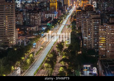 Paysage urbain moderne la nuit, traînées de feux de circulation animées, lumières chaleureuses de la ville Banque D'Images