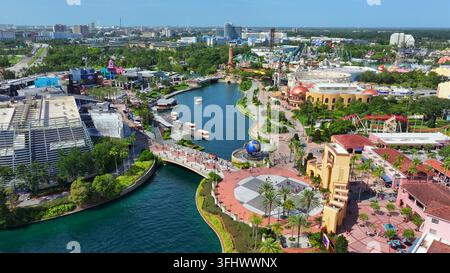 Vol aérien au-dessus des Universal Studios à Orlando avec de nombreux visiteurs par une journée ensoleillée. Parc d'attractions avec des montagnes russes, des bateaux et une rivière ainsi qu'un parc à thème. Wi Banque D'Images