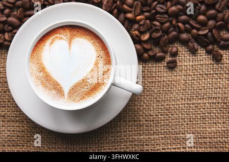 Une tasse de café avec un motif en forme de cœur Banque D'Images