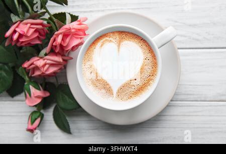Une tasse de café avec un motif en forme de cœur Banque D'Images