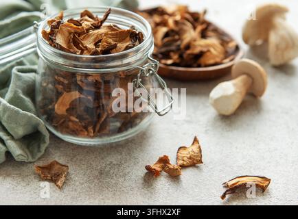 Champignons porcini séchés stockés dans un bocal en verre, présentant des techniques de conservation à des fins culinaires Banque D'Images