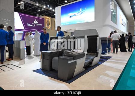 Dubaï, Émirats Arabes Unis, 17 septembre 2026. flydubai présente ses sièges de classe affaires et son expérience de cabine à bord lors du Arabian Travel Market (ATM) 2026 au Dubai World Trade Centre. La compagnie aérienne basée à Dubaï élargit son offre premium, avec des avions Boeing 737 MAX supplémentaires qui recevront ses sièges de classe affaires plats signature dans le cadre d'un nouveau programme de réaménagement de cabine. Banque D'Images