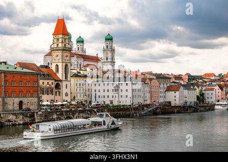 Passau, Allemagne - 21 juillet 2023 : vue panoramique de Passau. Horizon aérien de la vieille ville avec belle réflexion dans le Danube, Bavière, Allemagne. Banque D'Images