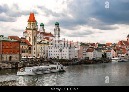 Passau, Allemagne - 21 juillet 2023 : vue panoramique de Passau. Horizon aérien de la vieille ville avec belle réflexion dans le Danube, Bavière, Allemagne. Banque D'Images