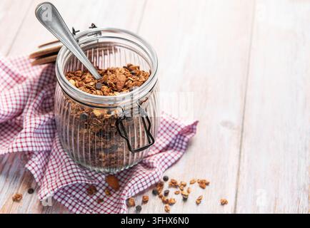 Céréales granola maison avec pépites de chocolat dans un bocal Banque D'Images