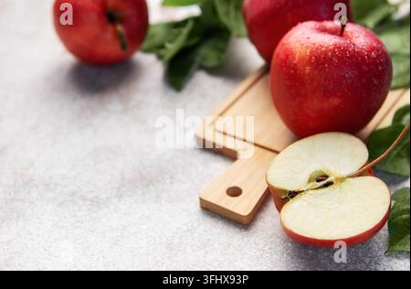 Pommes rouges et une tranche de pomme coupée, alimentation saine Banque D'Images