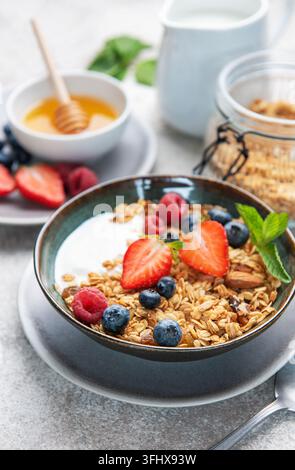 Bol de petit-déjeuner sain avec granola, yaourt et fruits rouges Banque D'Images