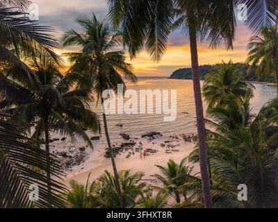 Vue du coucher de soleil sur une plage tranquille de l'île de Koh Kood en Thaïlande avec des palmiers Banque D'Images