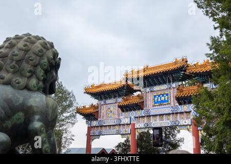 Arche du Palais d'Été avec lion gardien à Pékin, Chine Banque D'Images