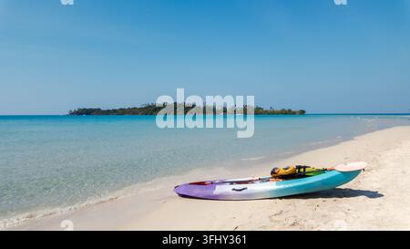 Plage secrète de Koh Kood avec des eaux turquoise et un sable blanc et doux, parfaite pour la détente et l'aventure Banque D'Images
